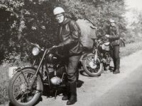 Pierwsza „ekspedycja” nad Biebrzę (VI 1966) Ludwik Tomiałojć (z prawej) i Andrzej Dyrcz (na pierwszym planie z lewej)...