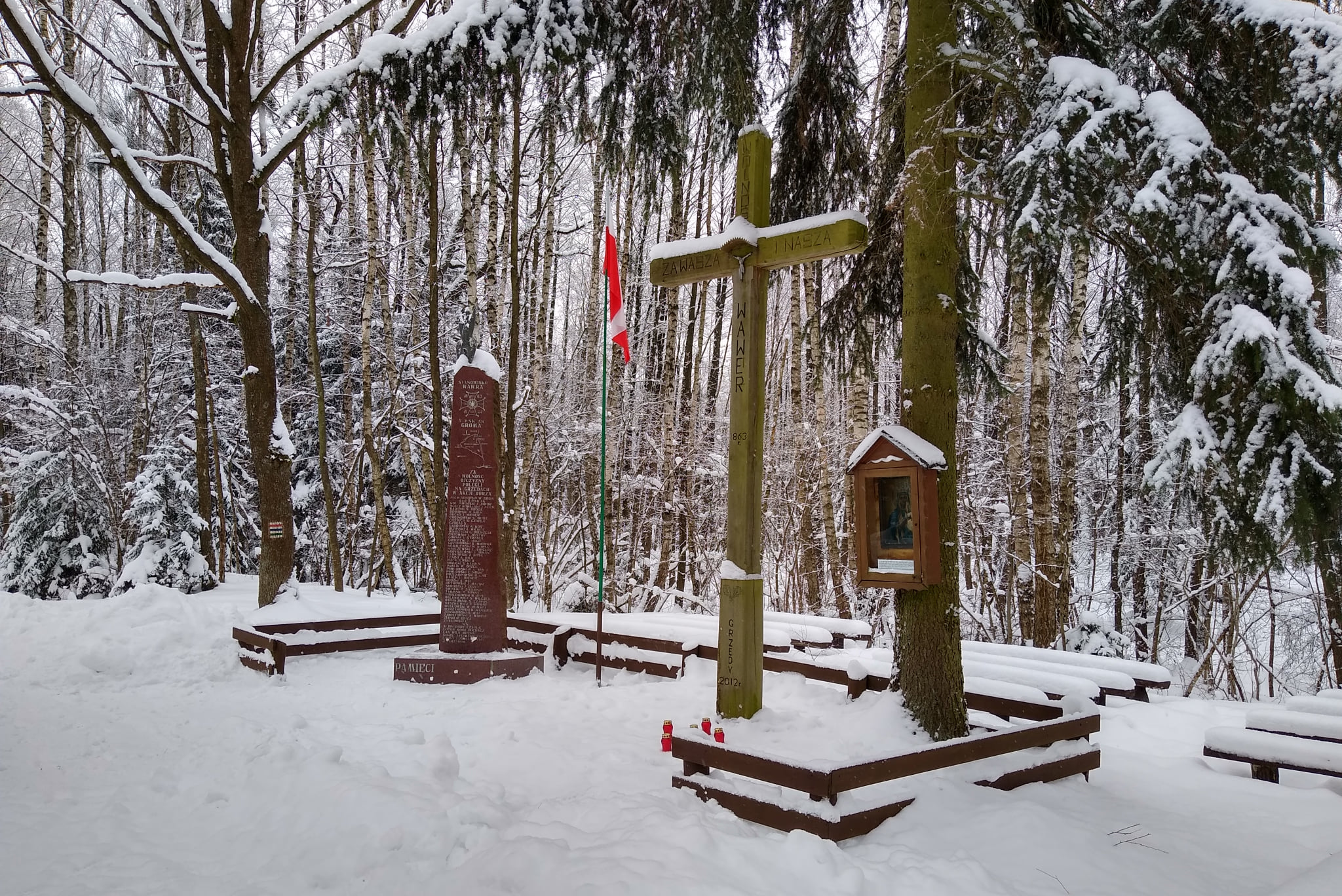 Krzyż "Wawra" i pomnik bohaterów II wojny światowej