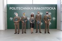 5 przedstawicieli władz Politechniki Białostockiej oraz Parków Narodowych pozuje po podpisaniu dokumenty porozumienia