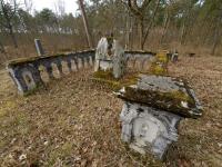 nieznany, zniszczony - okazały nagrobek na cmentarzu garnizonowym w Osowcu fot: c. werpachowski