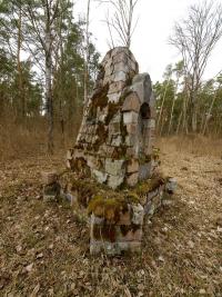 kamienna piramida - nagrobek nieznanego żołnierza-budowniczego Twierdzy Osowiec fot: c. werpachowski
