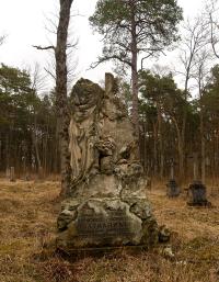 jeden z bardziej okazałych nagrobków - z figurą anioła. miejsce pochówku Aleksandry Josifonowny Zatkalik żony kierownika...