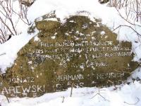 Białaszewo (cmentarz) - kamienny nagrobek 3 niemieckich żołnierzy z 1915 r. Jeden z nich nosi polsko brzmiące nazwisko:...